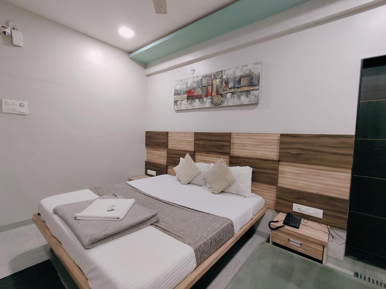Hotel Pragati Inn Ahmednagar Buitenkant foto
