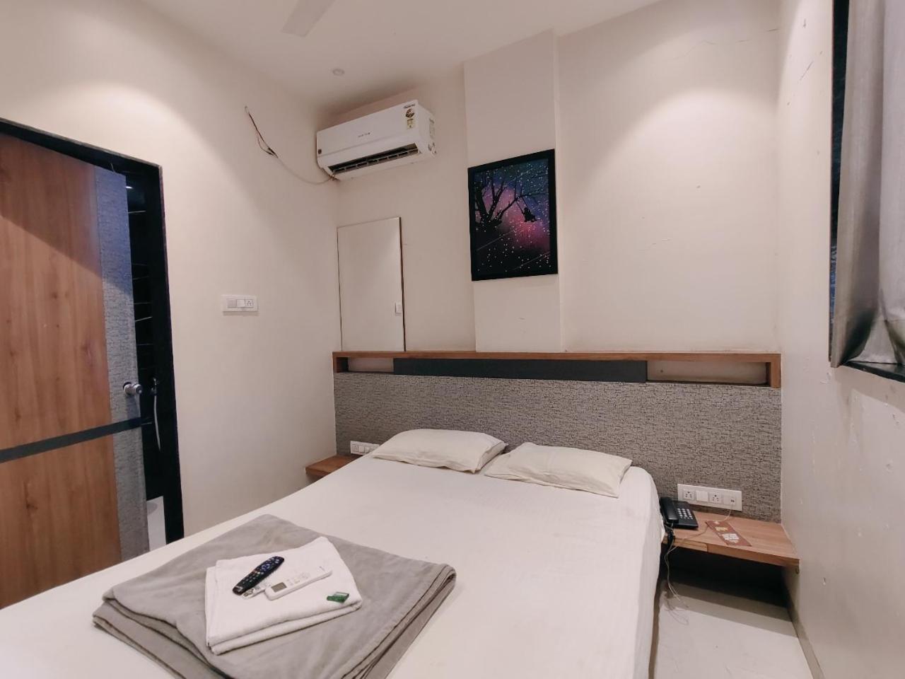 Hotel Pragati Inn Ahmednagar Buitenkant foto