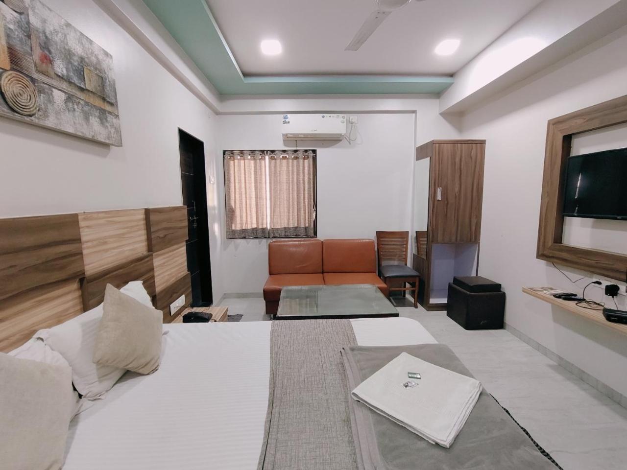 Hotel Pragati Inn Ahmednagar Buitenkant foto