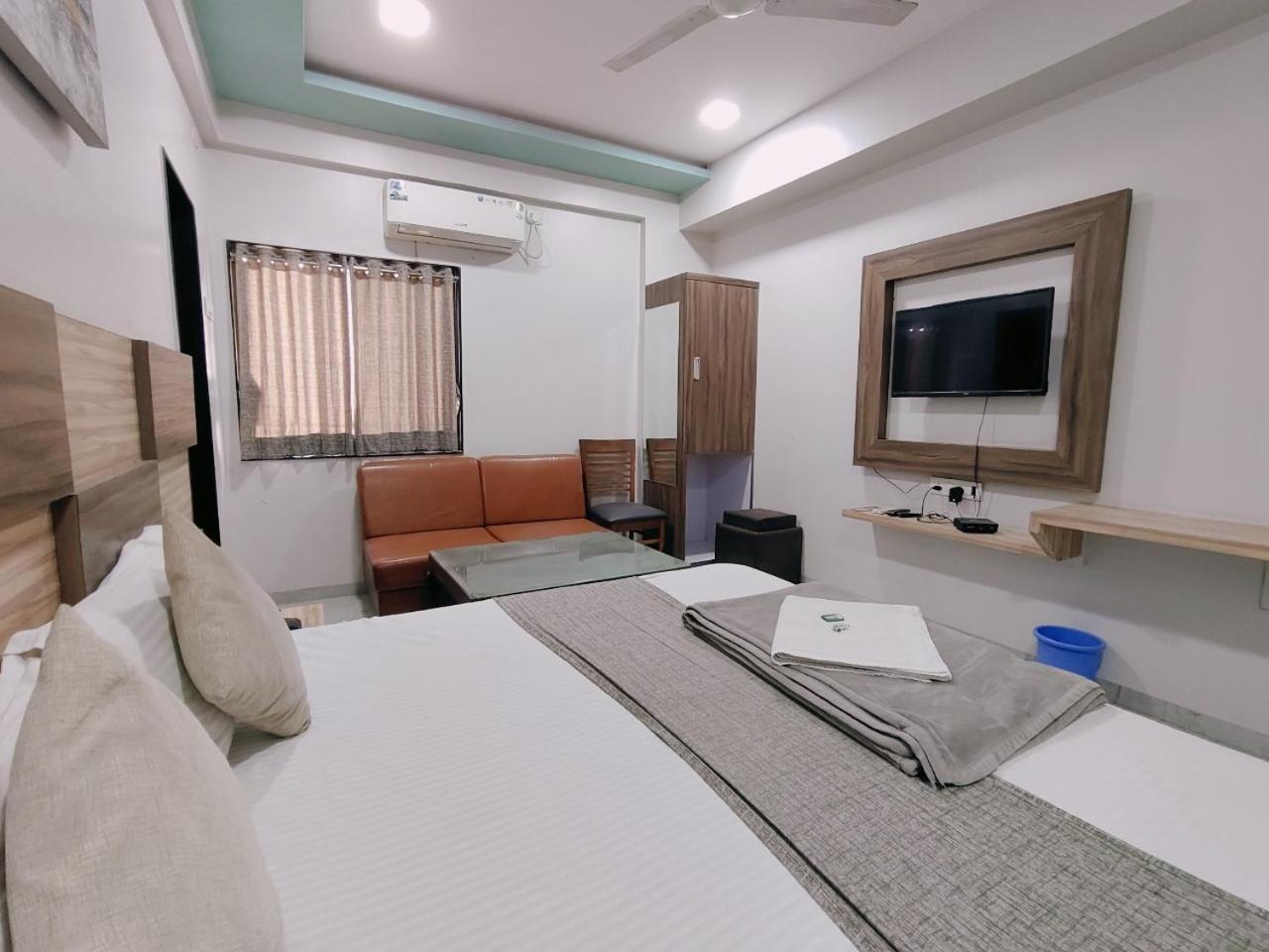 Hotel Pragati Inn Ahmednagar Buitenkant foto