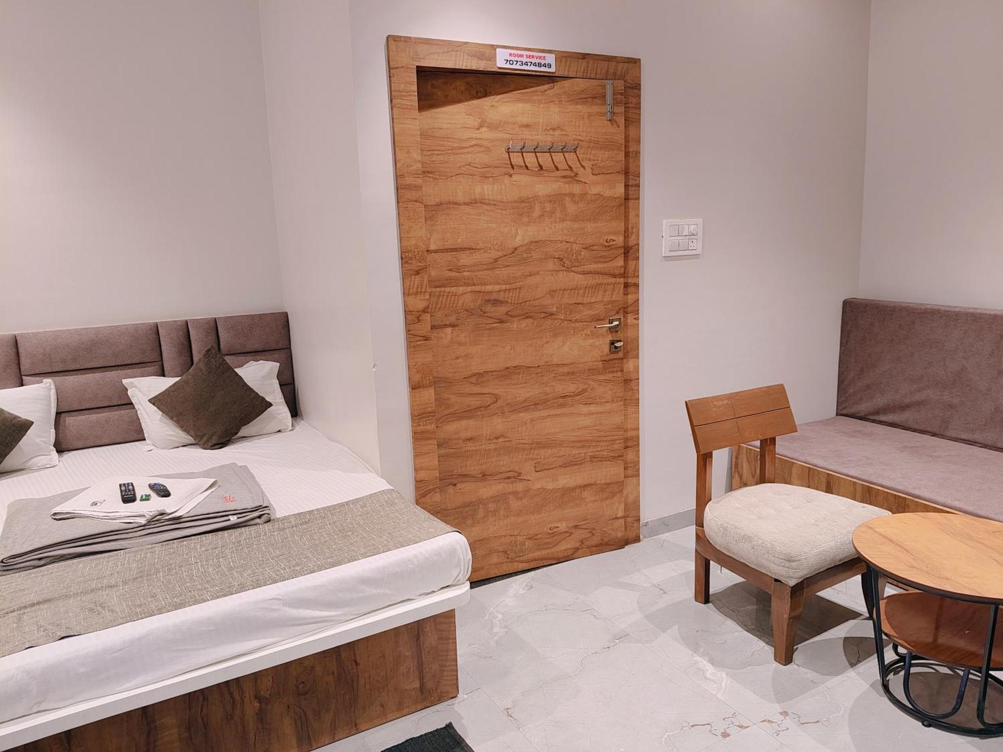 Hotel Pragati Inn Ahmednagar Buitenkant foto