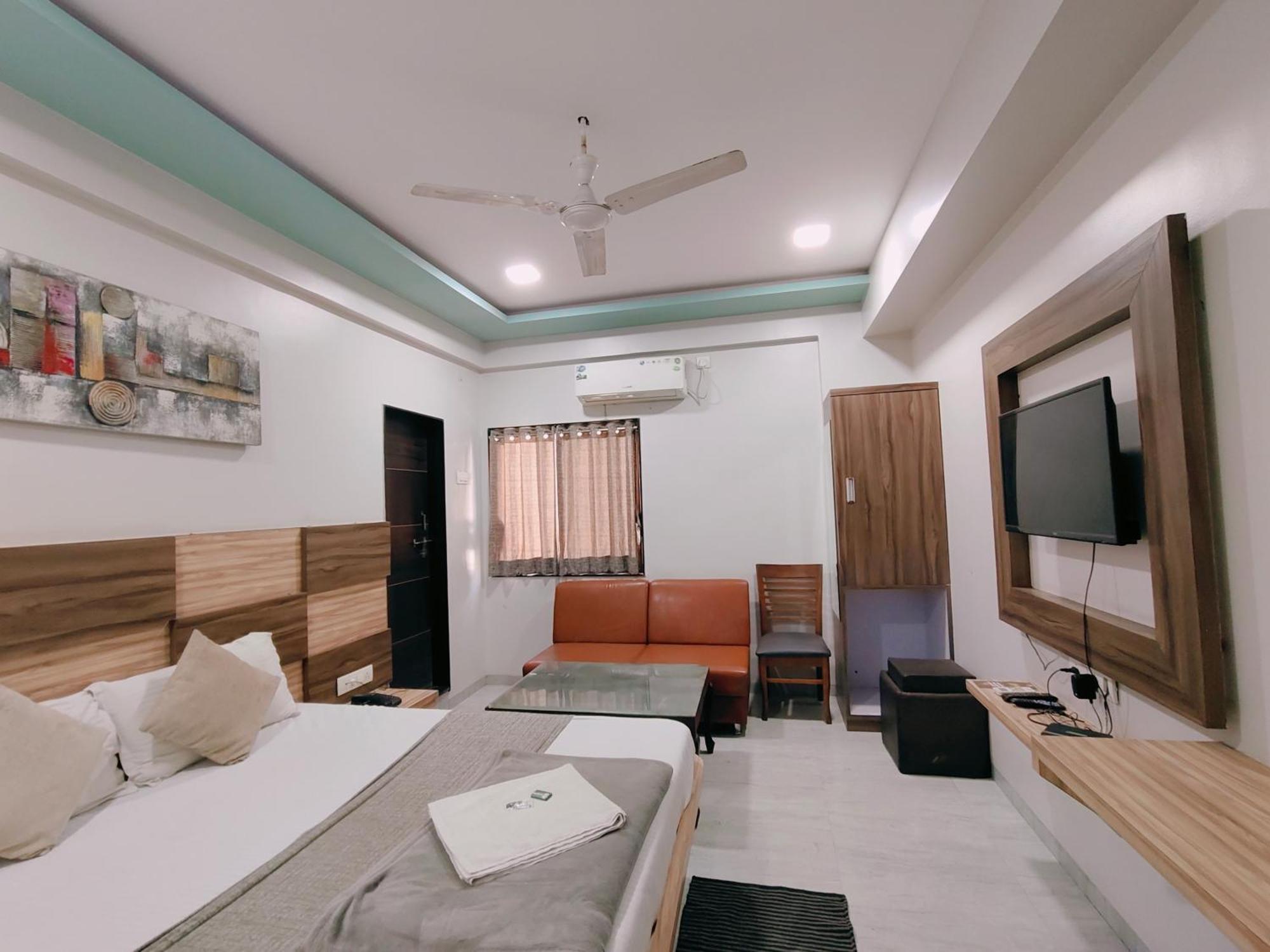 Hotel Pragati Inn Ahmednagar Buitenkant foto