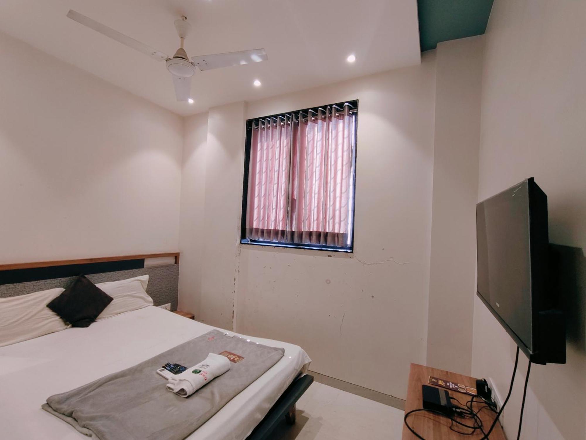 Hotel Pragati Inn Ahmednagar Buitenkant foto