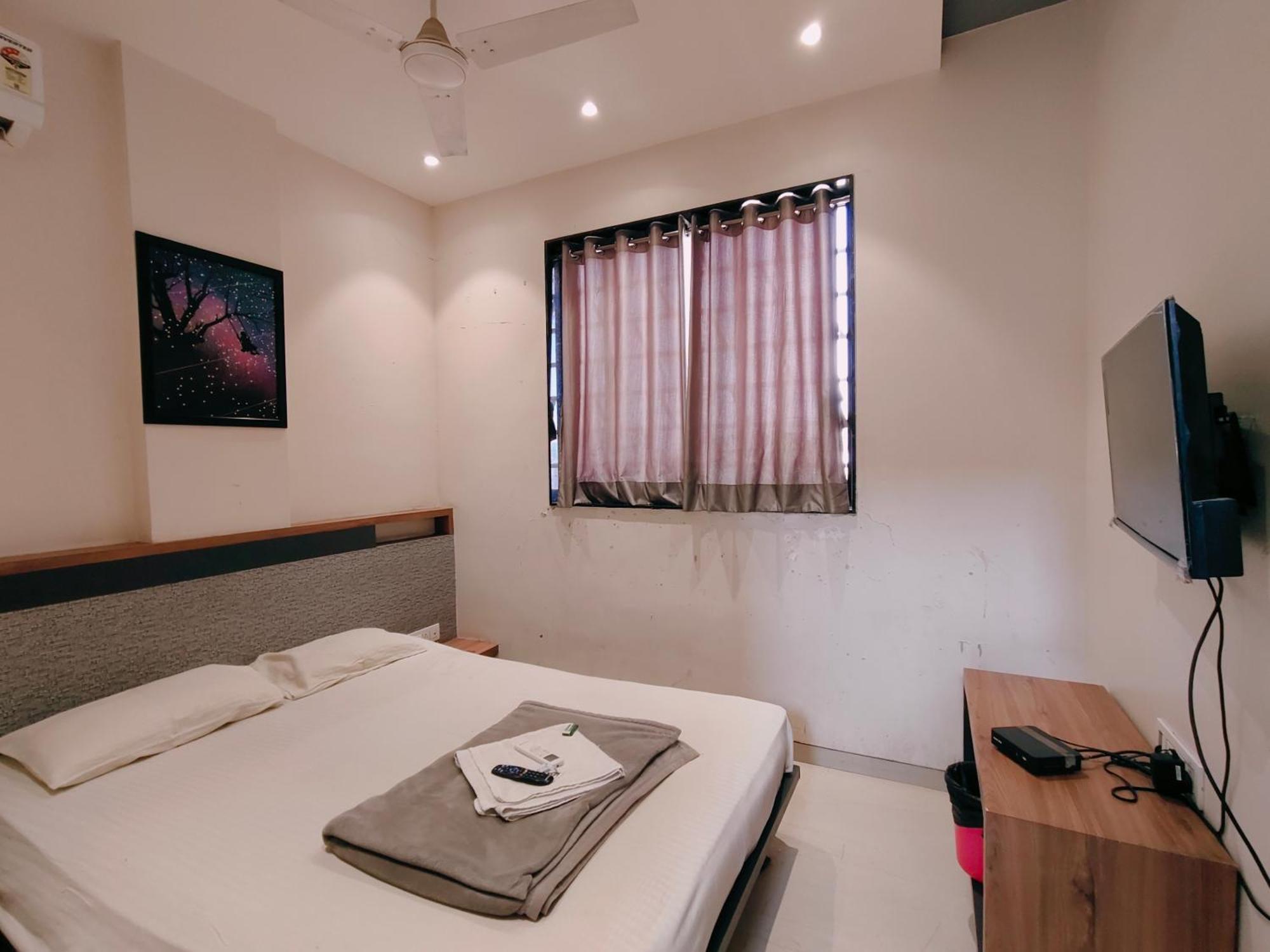 Hotel Pragati Inn Ahmednagar Buitenkant foto