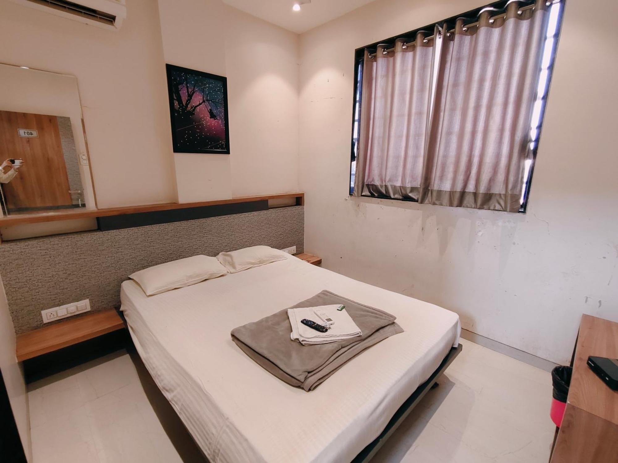 Hotel Pragati Inn Ahmednagar Buitenkant foto