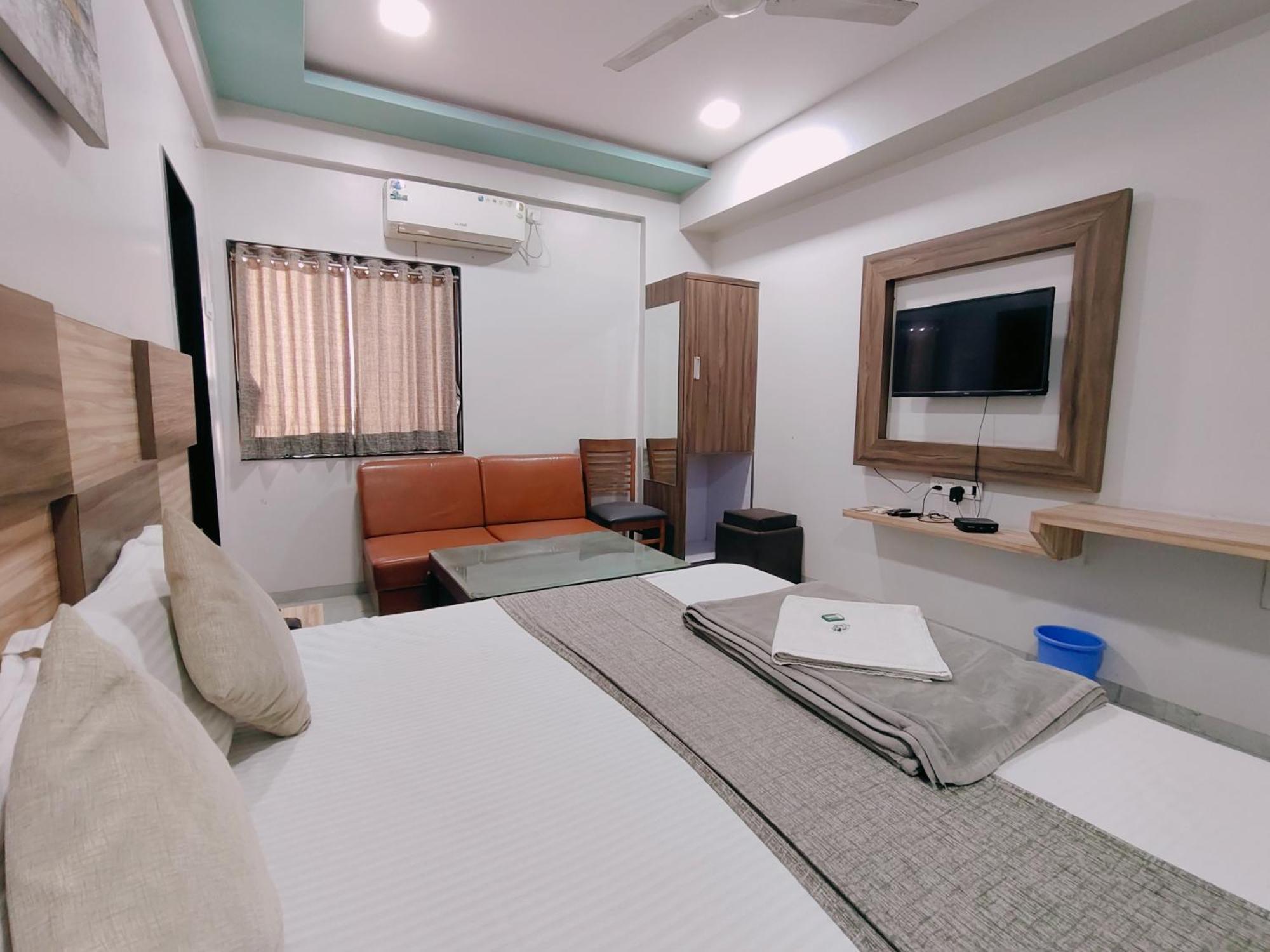 Hotel Pragati Inn Ahmednagar Buitenkant foto