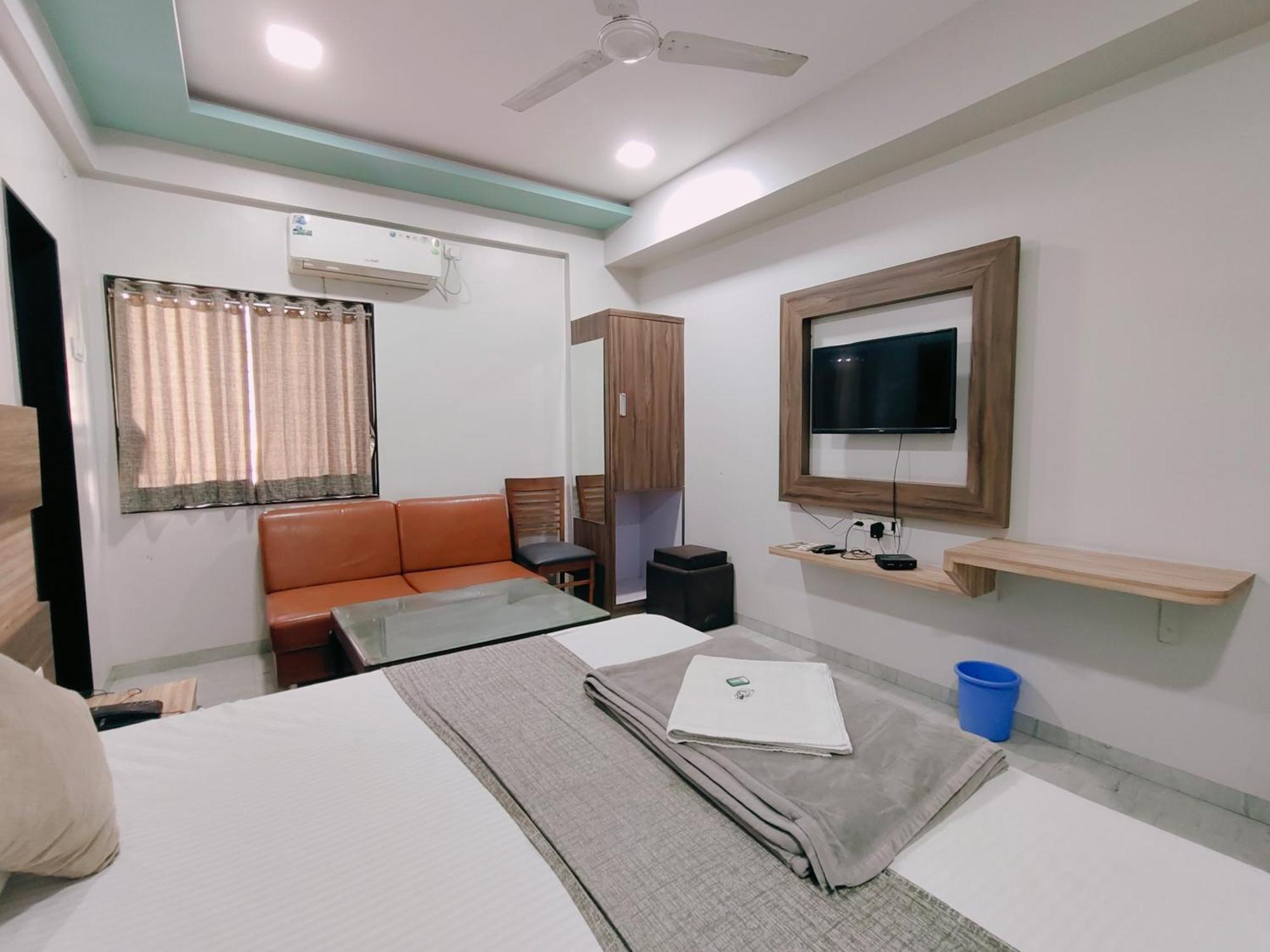 Hotel Pragati Inn Ahmednagar Buitenkant foto
