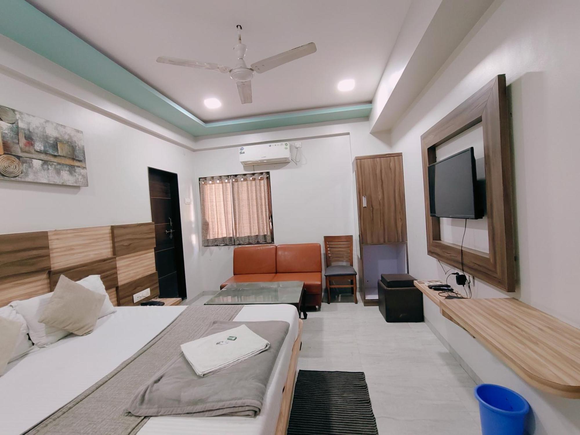 Hotel Pragati Inn Ahmednagar Buitenkant foto