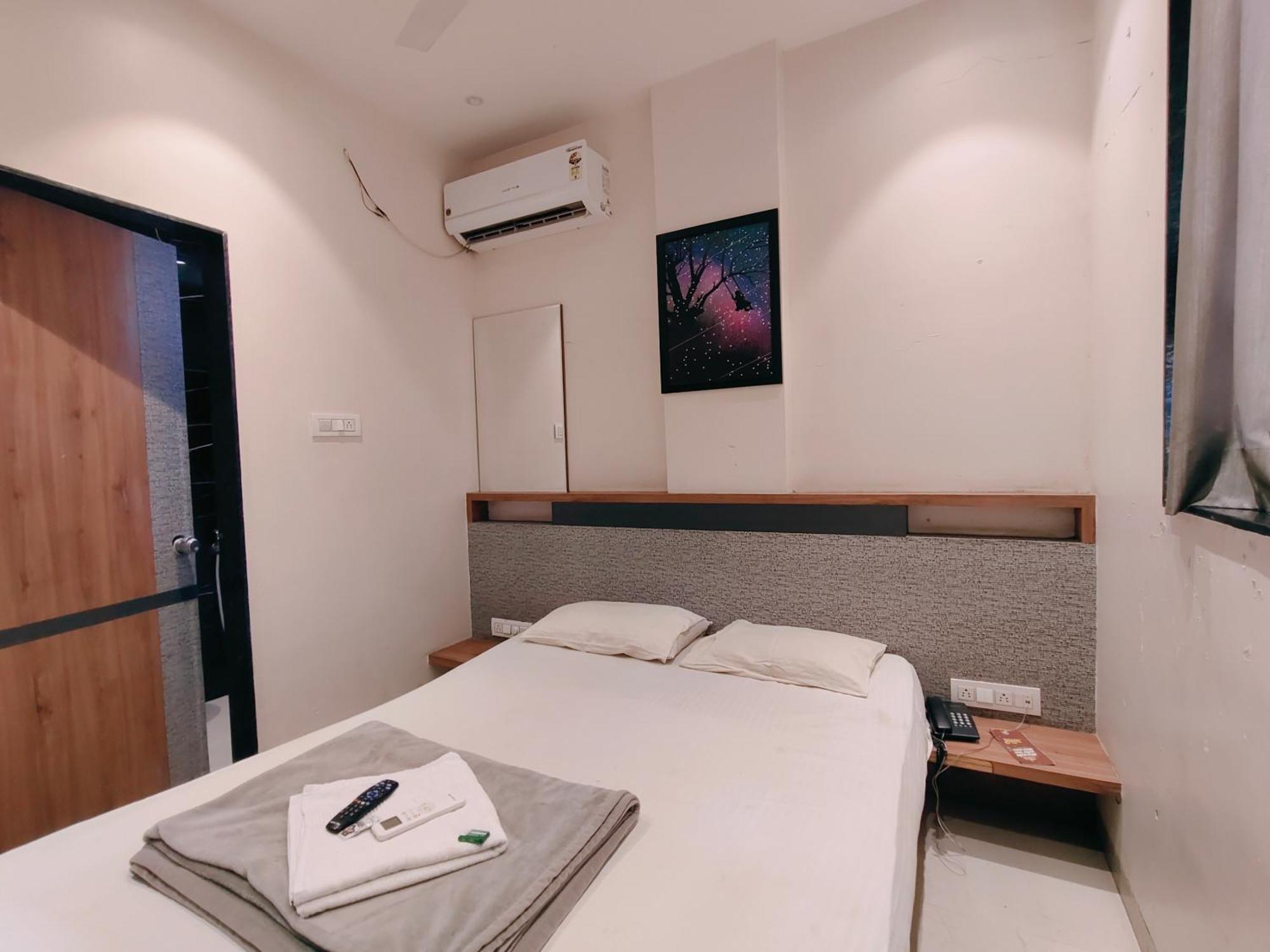 Hotel Pragati Inn Ahmednagar Buitenkant foto