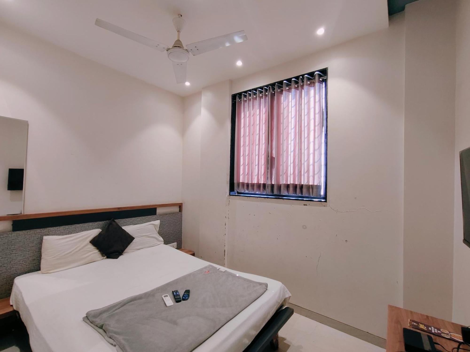 Hotel Pragati Inn Ahmednagar Buitenkant foto