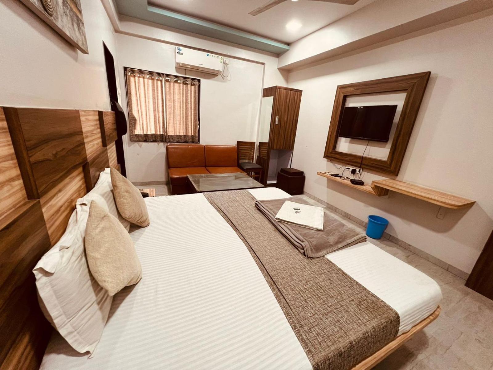 Hotel Pragati Inn Ahmednagar Buitenkant foto